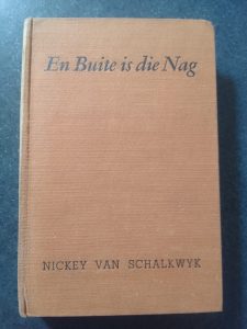 En Buite is die Nag – voorblad van hierdie eksemplaar